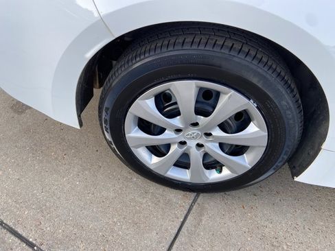 Used 2021 Toyota Corolla LE w/ Carpet Mat Package (TMS) FWD image 31