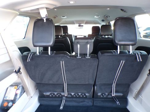 Used 2023 Chrysler Pacifica Touring-L image 9