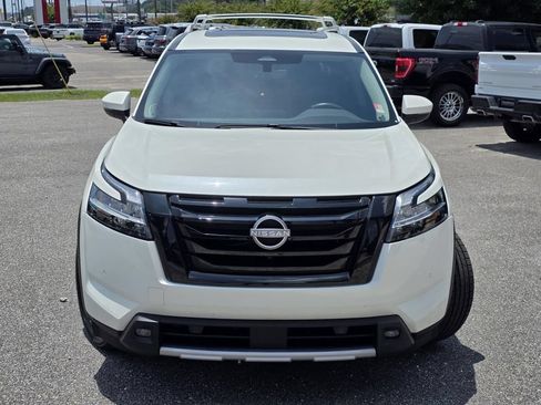 Used 2024 Nissan Pathfinder SL w/ SL Premium Package FWD image 3