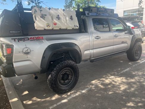 Used 2017 Toyota Tacoma TRD Off-Road AWD/4WD image 4