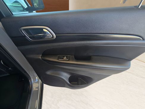 Used 2020 Jeep Grand Cherokee Laredo AWD/4WD image 43