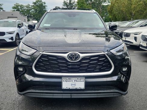 Used 2024 Toyota Highlander XLE AWD/4WD image 2