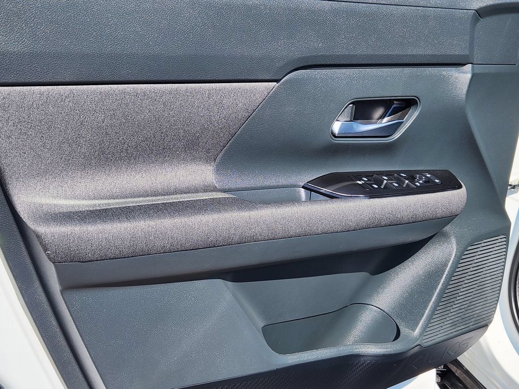 Certified 2025 Nissan Kicks SV AWD/4WD image 19