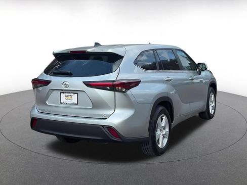 Used 2025 Toyota Highlander LE FWD image 10
