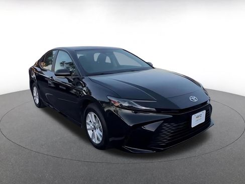 Used 2025 Toyota Camry LE image 3