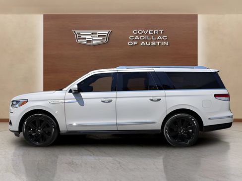 Used 2022 Lincoln Navigator L Reserve AWD/4WD image 2