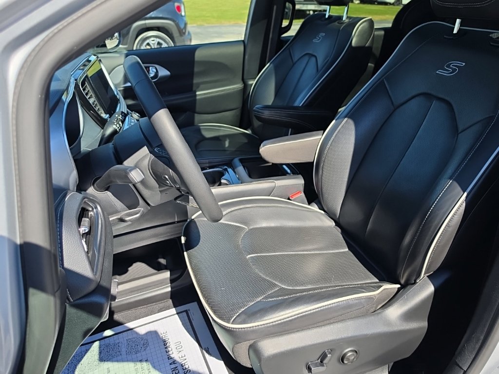 Certified 2026 Chrysler Pacifica Limited w/ S Appearance Package FWD image 16