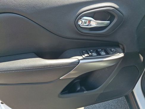 Used 2019 Jeep Cherokee Latitude Plus w/ Cold Weather Group AWD/4WD image 12
