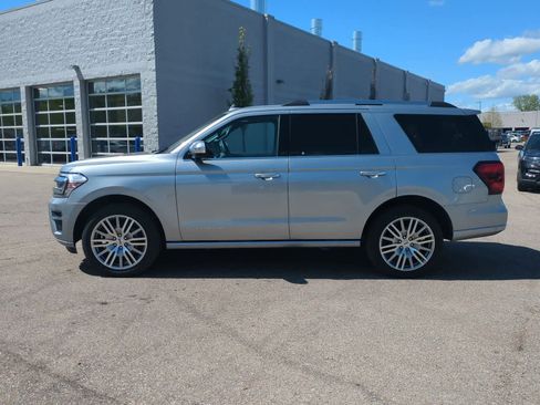 Used 2024 Ford Expedition Platinum image 2
