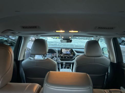 Used 2022 Toyota Highlander XLE image 42