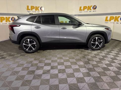 Used 2025 Chevrolet Trax RS w/ Driver Confidence Package FWD image 2