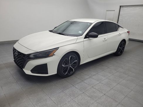 Used 2023 Nissan Altima 2.5 SR FWD image 2
