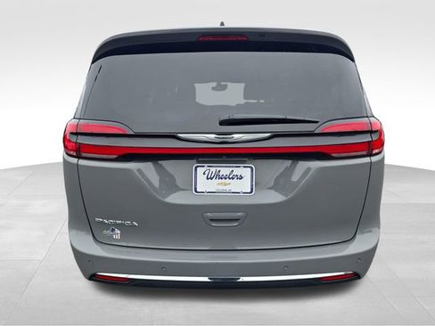 Used 2025 Chrysler Pacifica Select image 4