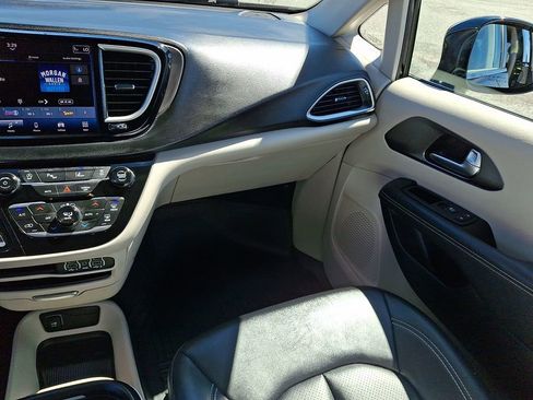 Used 2024 Chrysler Pacifica Touring-L FWD image 17