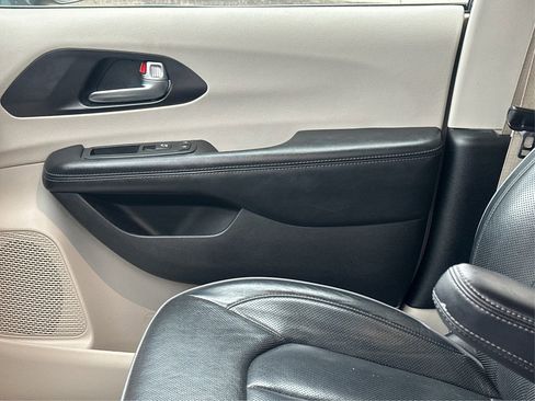 Used 2020 Chrysler Pacifica Limited w/ Advanced Safetytec Group image 31