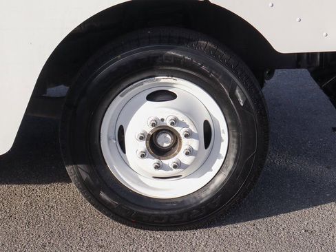 Used 2017 Ford E-350 and Econoline 350 Super Duty image 32