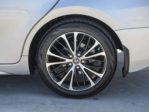 Used 2019 Toyota Camry SE FWD image 11