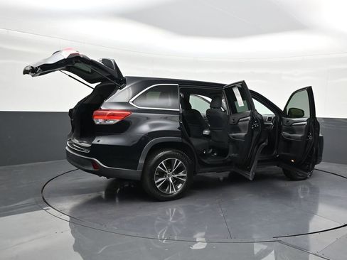 Used 2018 Toyota Highlander LE image 32