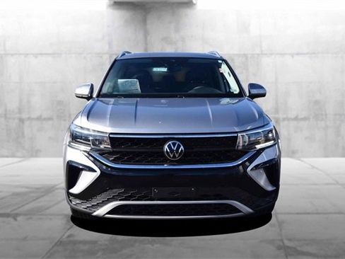 Certified 2023 Volkswagen Taos SE w/ Panoramic Sunroof Package image 4