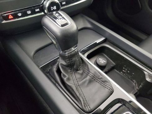 Used 2019 Volvo XC60 T5 Momentum w/ Multimedia Package image 34