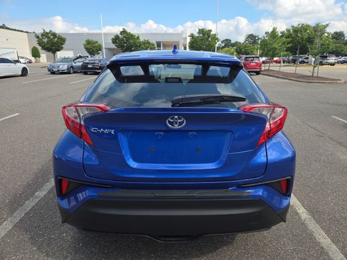 Used 2021 Toyota C-HR XLE FWD image 4