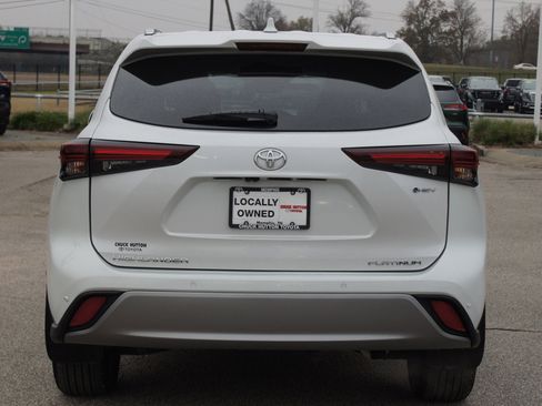 Used 2025 Toyota Highlander Platinum image 3