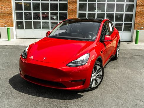 Used 2023 Tesla Model Y Long Range AWD/4WD image 2