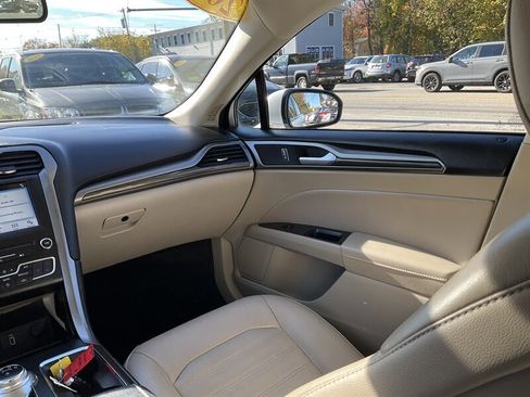Used 2017 Ford Fusion SE w/ Fusion SE Technology Package image 13
