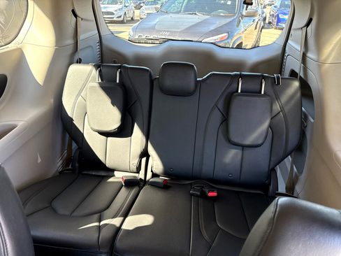 Used 2017 Chrysler Pacifica Touring-L image 11