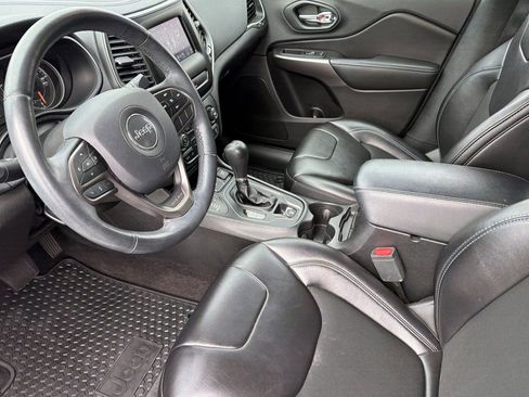 Used 2019 Jeep Cherokee Latitude Plus w/ Cold Weather Group AWD/4WD image 11
