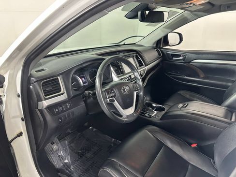 Used 2018 Toyota Highlander XLE AWD/4WD image 16