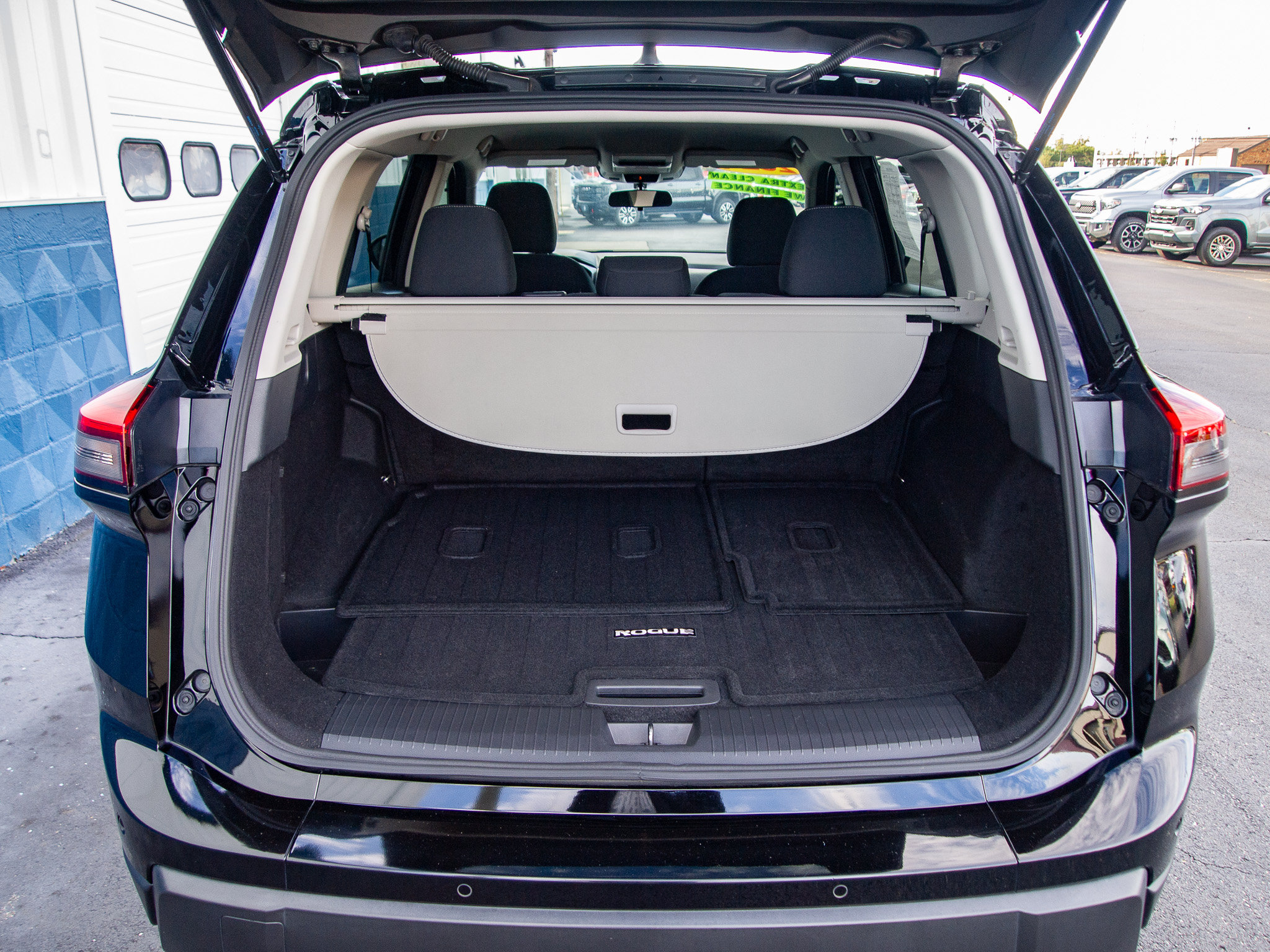 Used 2024 Nissan Rogue S FWD image 29