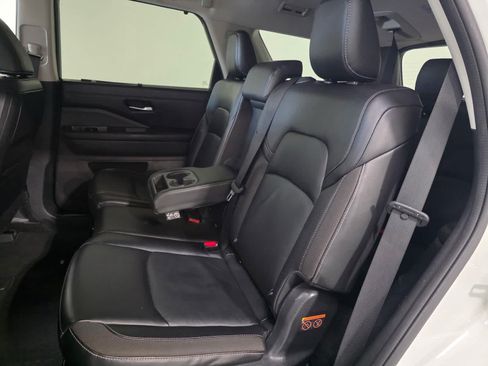 Used 2023 Nissan Pathfinder SL AWD/4WD image 17