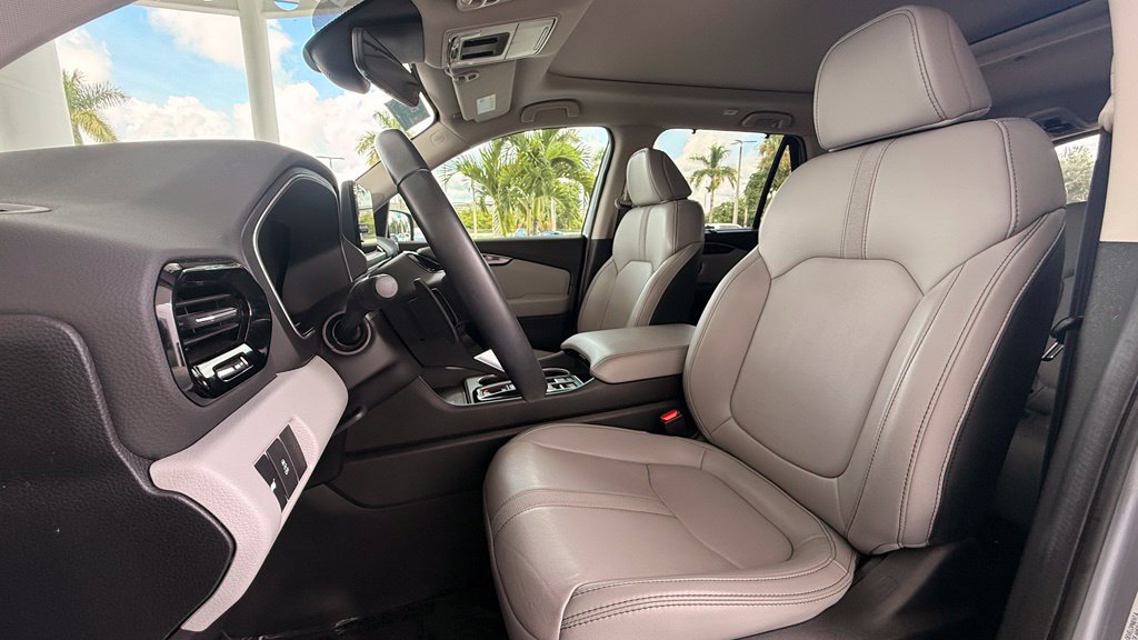 Used 2025 Honda Pilot Touring image 4