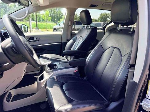 Certified 2023 Chrysler Pacifica Touring-L FWD image 17