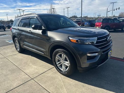 Used 2020 Ford Explorer XLT w/ Equipment Group 202A image 6