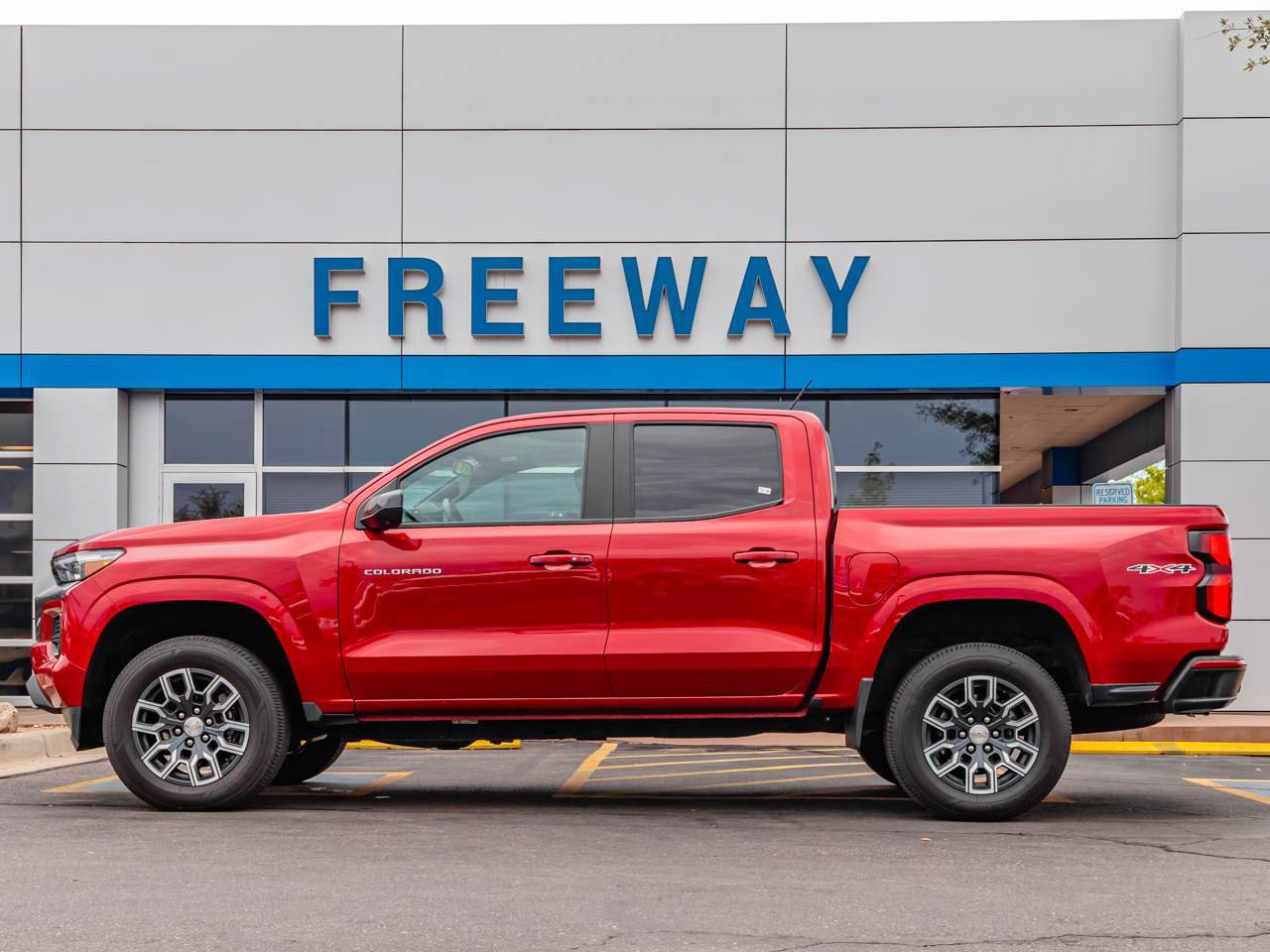 Used 2023 Chevrolet Colorado LT w/ LT Convenience Package III AWD/4WD image 2