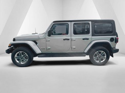 Used 2018 Jeep Wrangler Unlimited Sahara w/ Uconnect 4C Nav & Sound Group AWD/4WD image 4