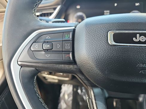 Used 2023 Jeep Grand Cherokee Limited image 17