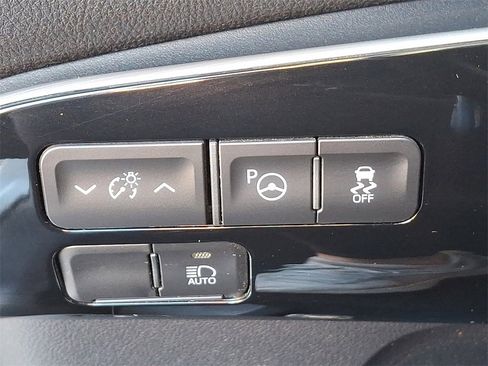 Used 2019 Toyota Prius LE image 26