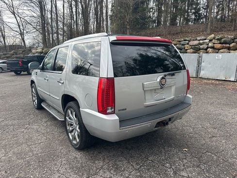 Used 2010 Cadillac Escalade Luxury AWD/4WD image 3