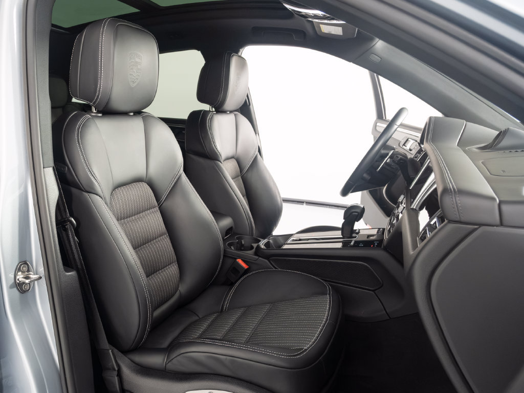 Certified 2026 Porsche Macan Turbo AWD/4WD image 39