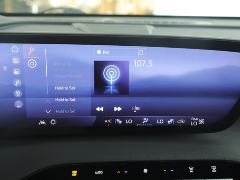 Used 2025 Buick Enclave Sport Touring w/ Super Cruise Package image 19