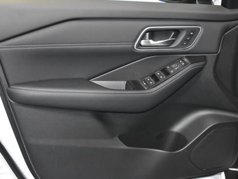 New 2026 Nissan Rogue Platinum w/ Platinum Premium Package image 3