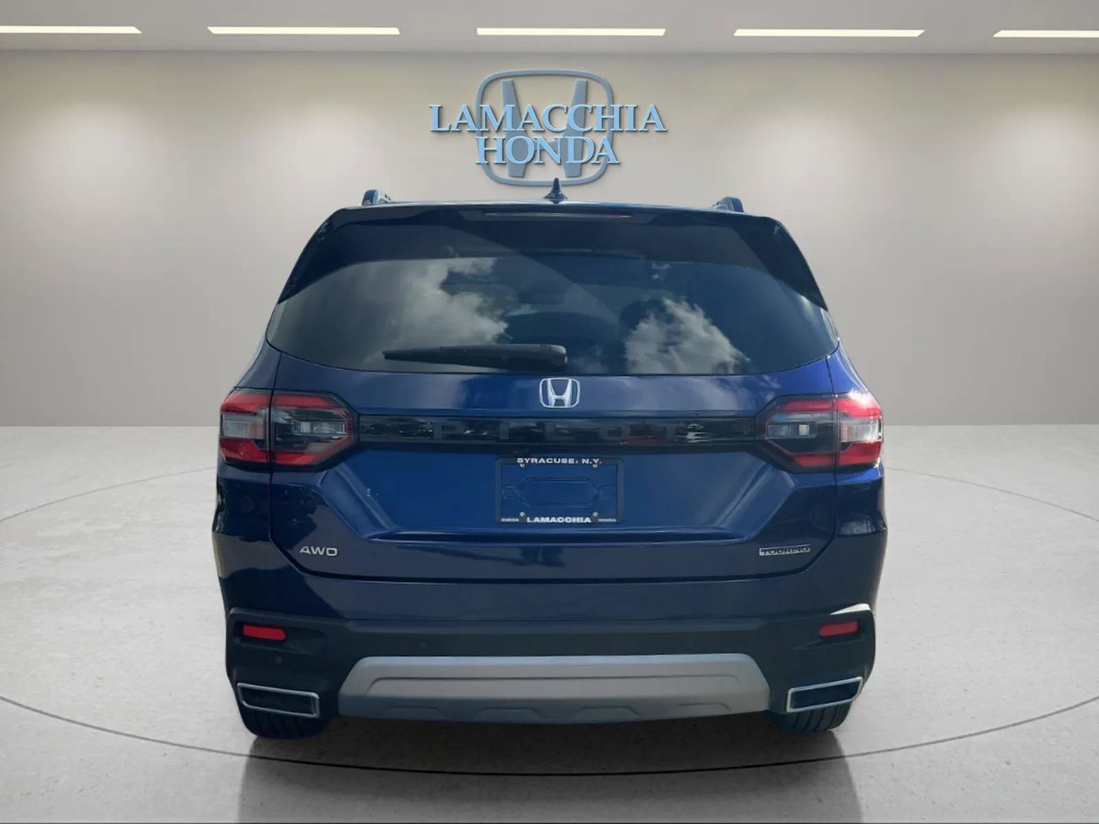 Used 2025 Honda Pilot Touring image 4