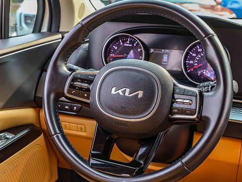 Used 2024 Kia Carnival LX FWD image 14