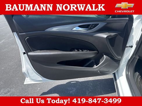 Used 2018 Buick Regal Preferred FWD image 18