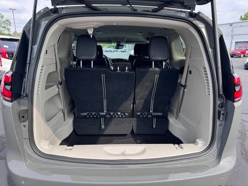 Used 2023 Chrysler Pacifica Touring-L FWD image 39