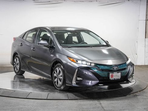 Certified 2017 Toyota Prius Prime Advanced w/ Carpet Mat Package FWD image 5