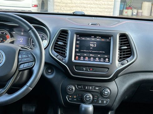 Used 2019 Jeep Cherokee Trailhawk AWD/4WD image 21